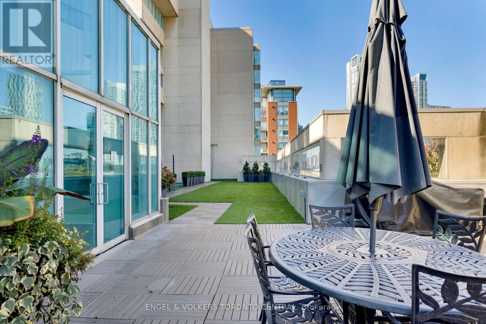 803E - 460 QUEENS QUAY WAY W