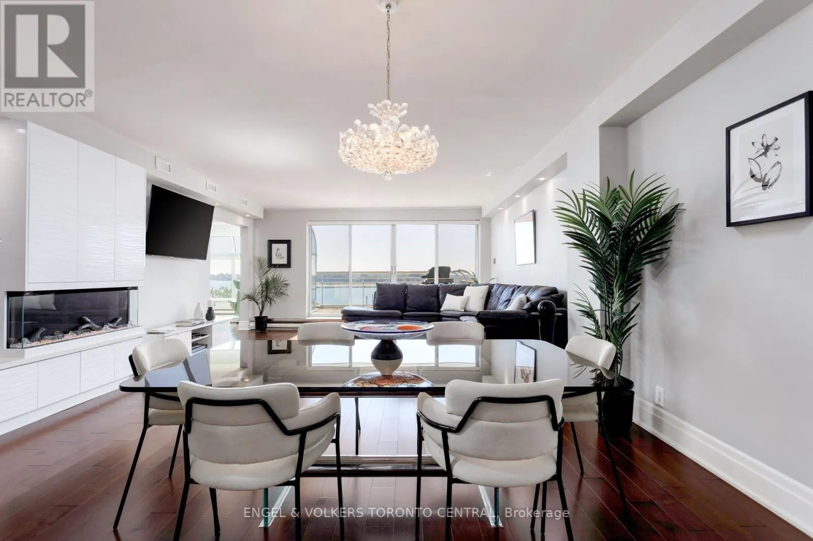 803E - 460 QUEENS QUAY WAY W
