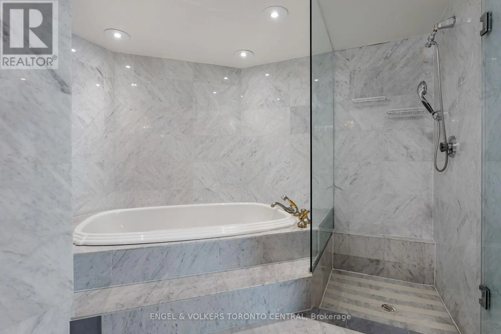 803E - 460 QUEENS QUAY WAY W
