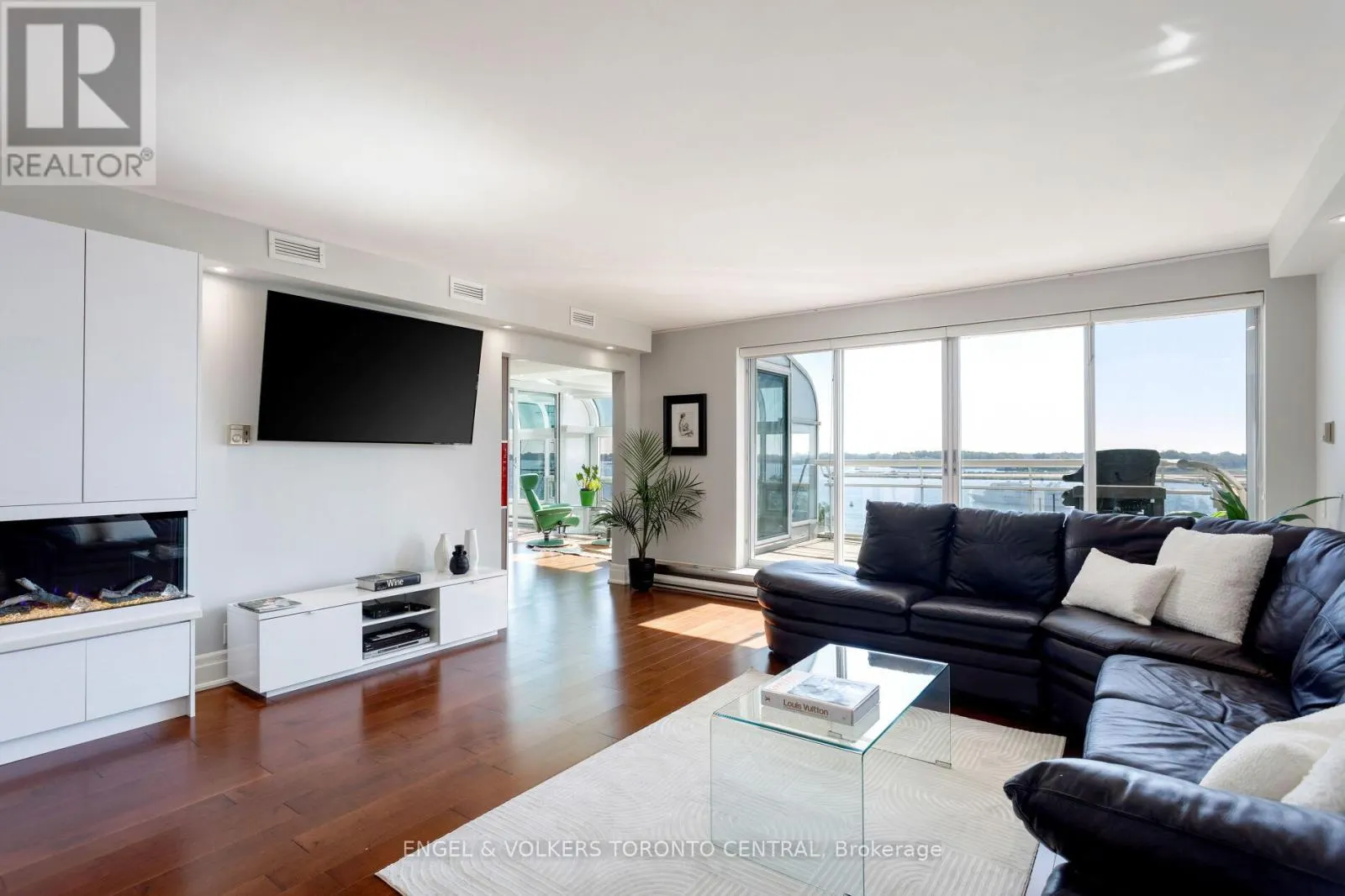 803E - 460 QUEENS QUAY WAY W