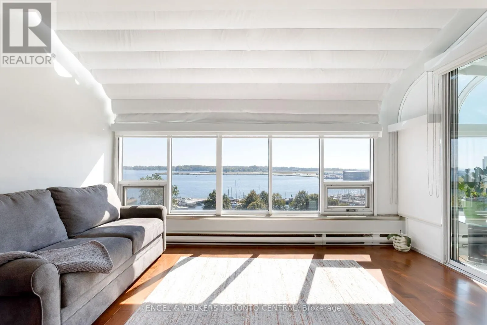 803E - 460 QUEENS QUAY WAY W