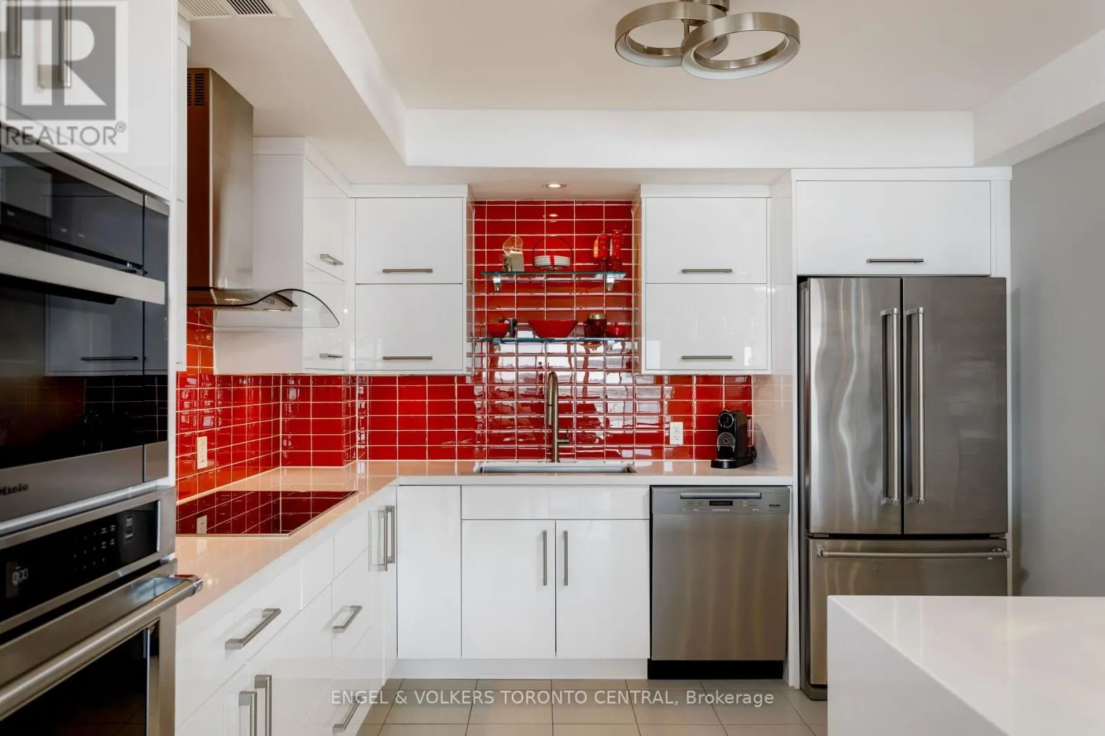 803E - 460 QUEENS QUAY WAY W
