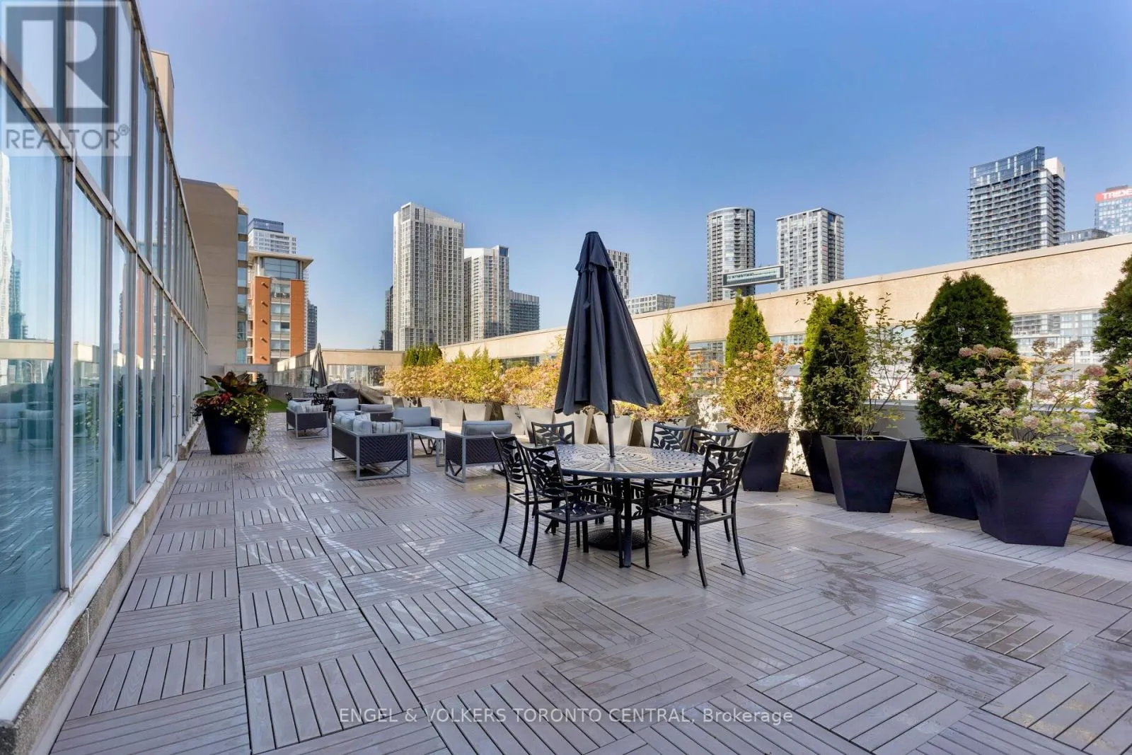 803E - 460 QUEENS QUAY WAY W