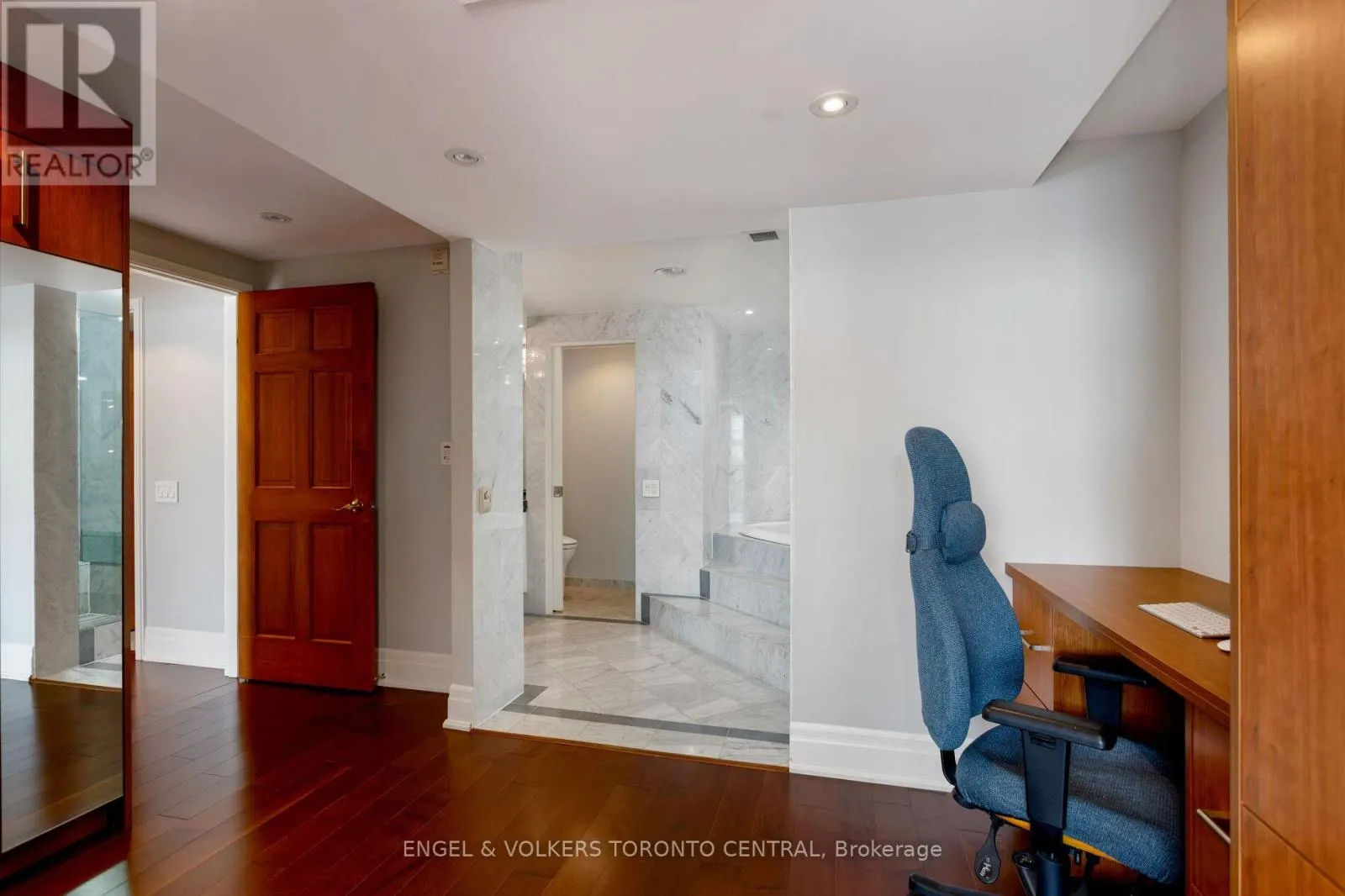 803E - 460 QUEENS QUAY WAY W