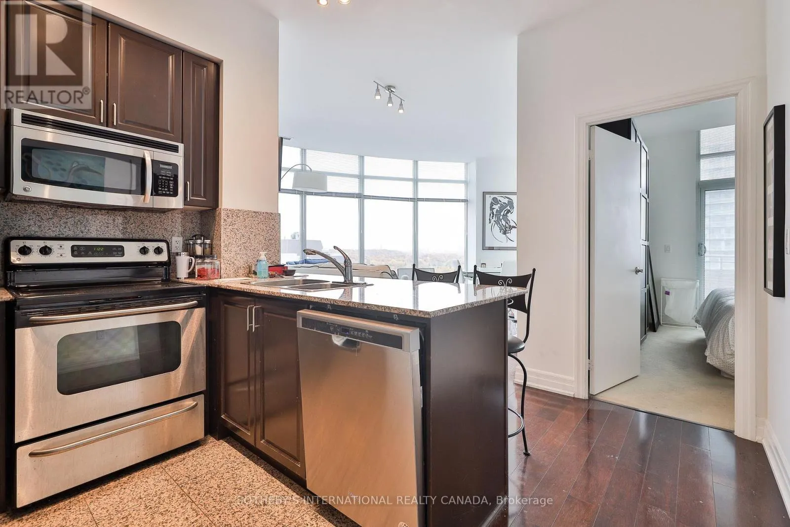 PH 201 - 8 SCOLLARD STREET