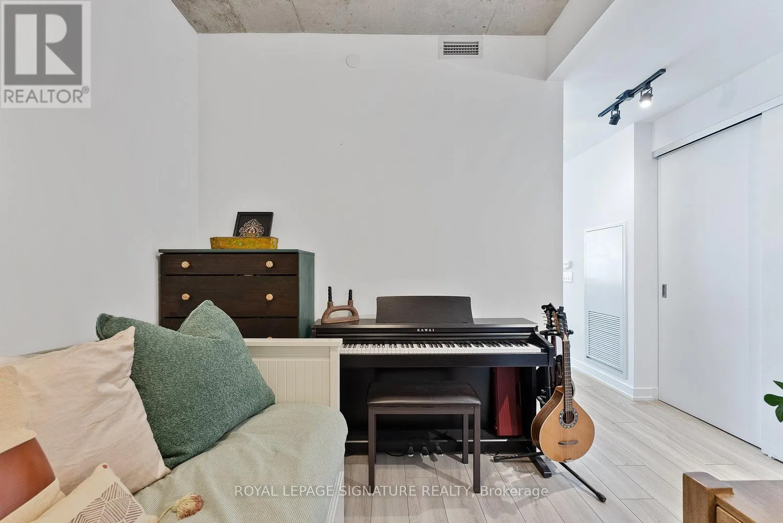 1203 - 458 RICHMOND STREET W