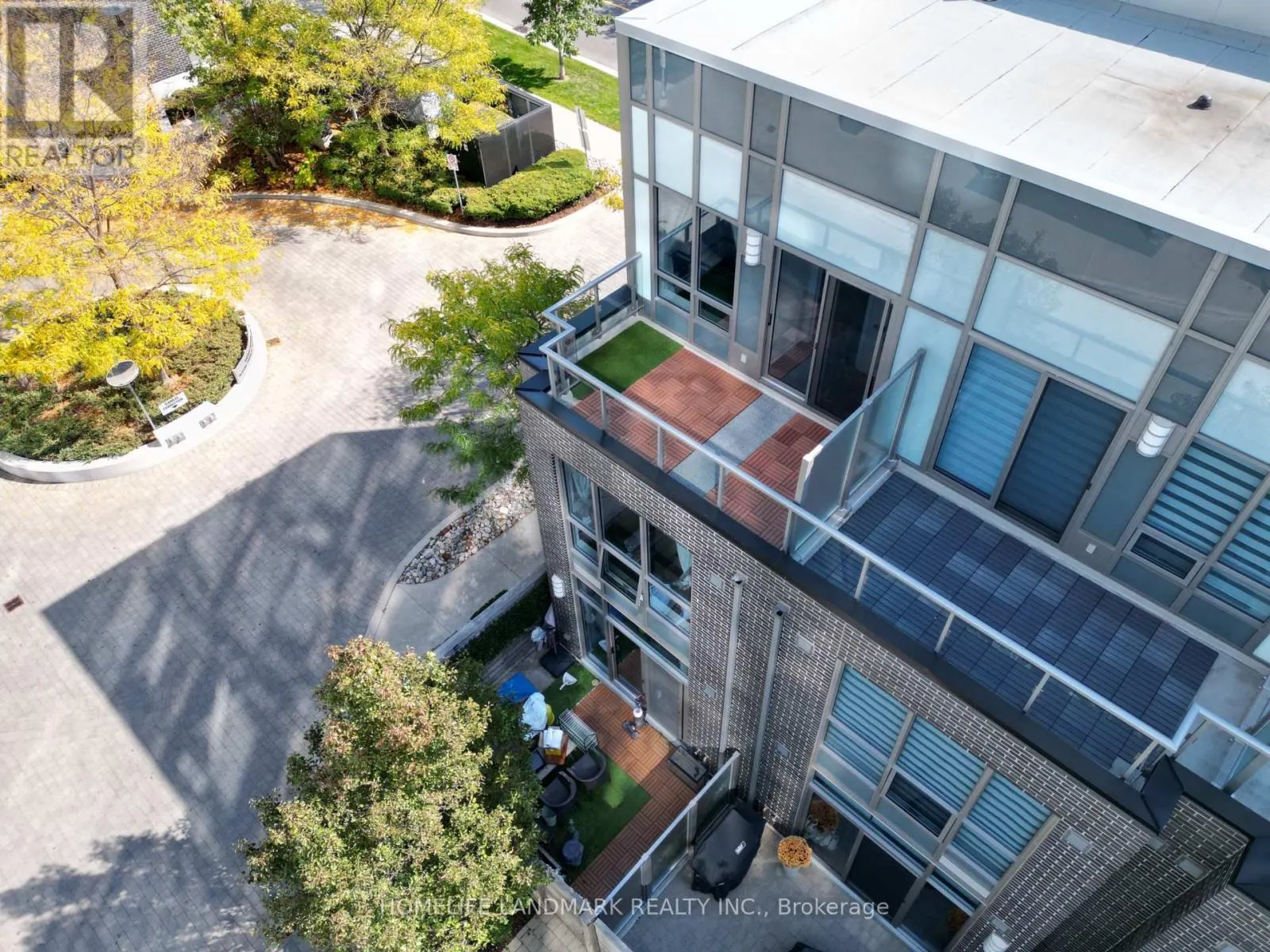TH12 - 18 GRAYDON HALL DRIVE