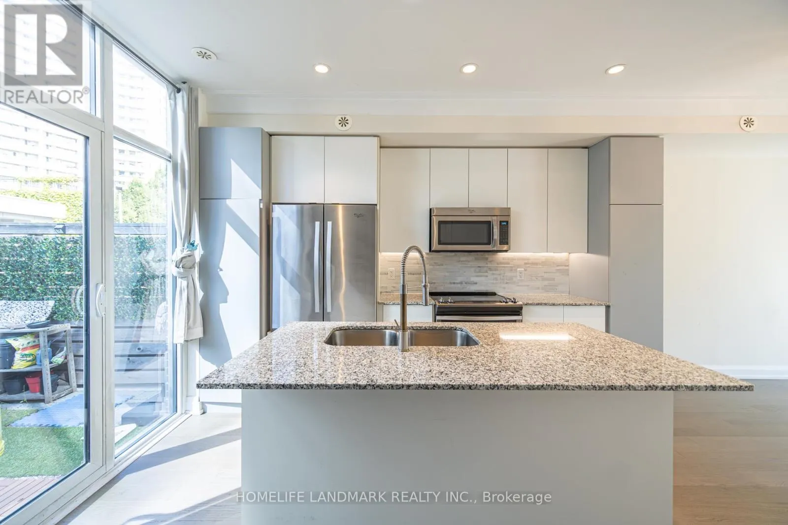 TH12 - 18 GRAYDON HALL DRIVE