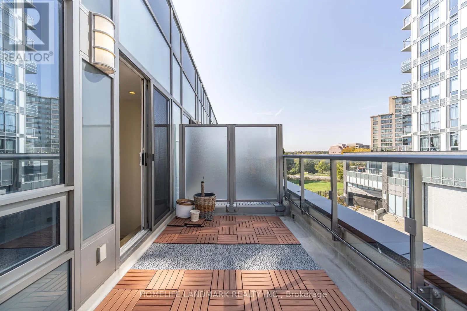 TH12 - 18 GRAYDON HALL DRIVE