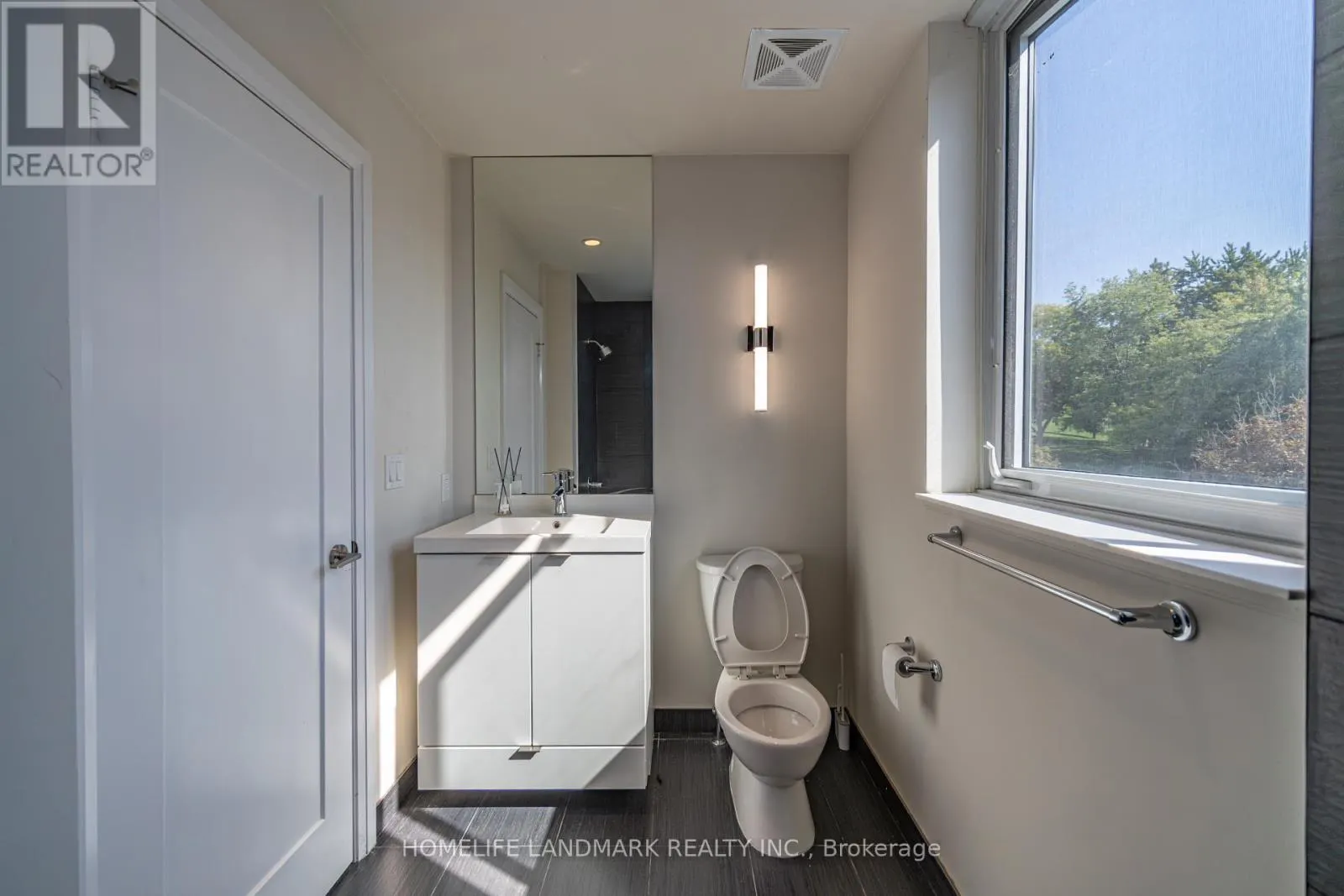 TH12 - 18 GRAYDON HALL DRIVE