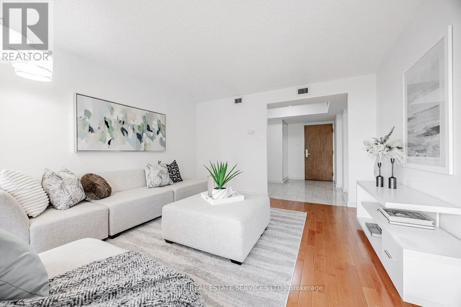 501 - 900 YONGE STREET