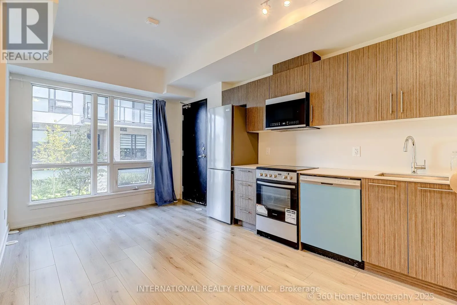 12 - 851 SHEPPARD AVENUE W