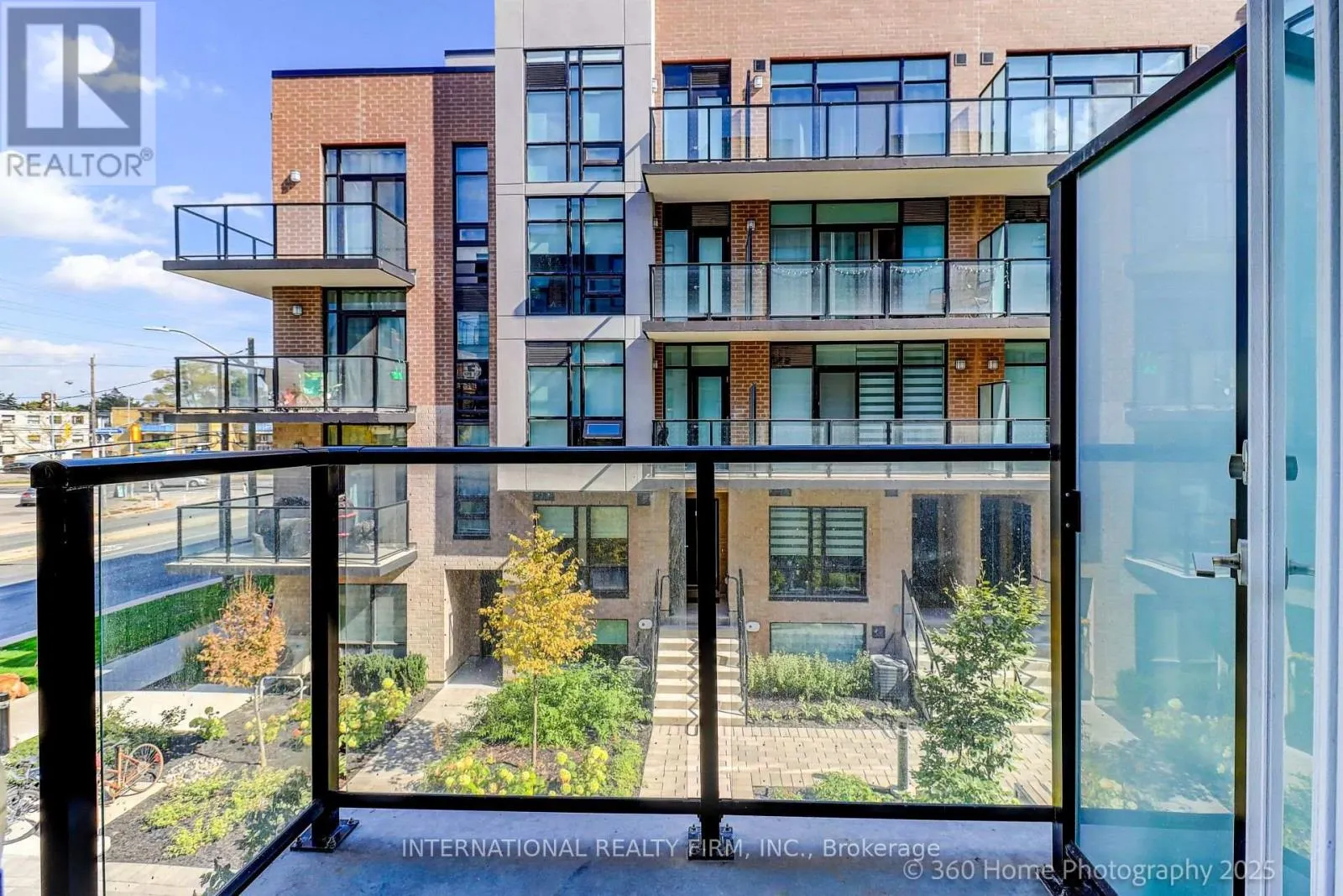 12 - 851 SHEPPARD AVENUE W