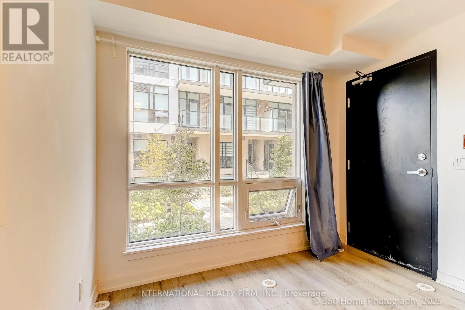 12 - 851 SHEPPARD AVENUE W