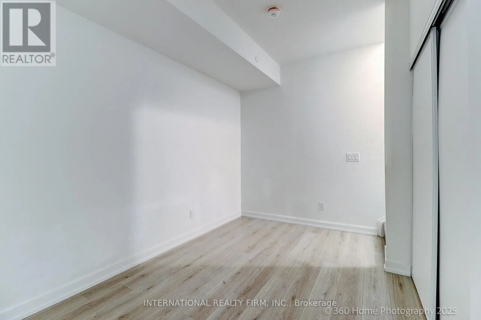 12 - 851 SHEPPARD AVENUE W