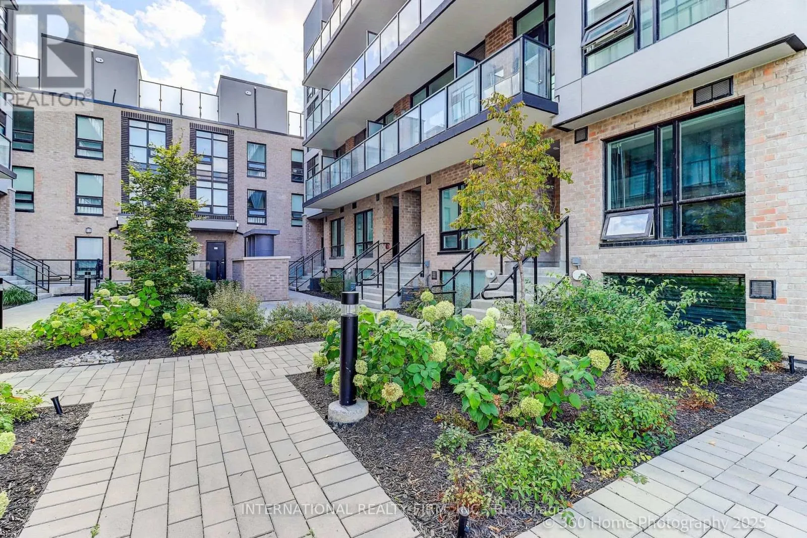 12 - 851 SHEPPARD AVENUE W