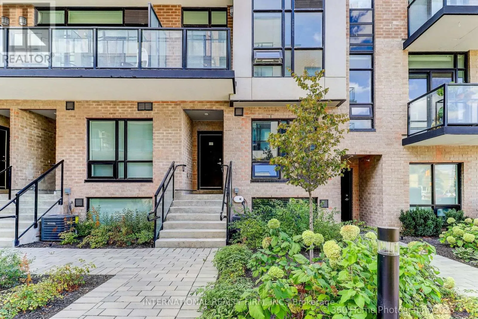 12 - 851 SHEPPARD AVENUE W