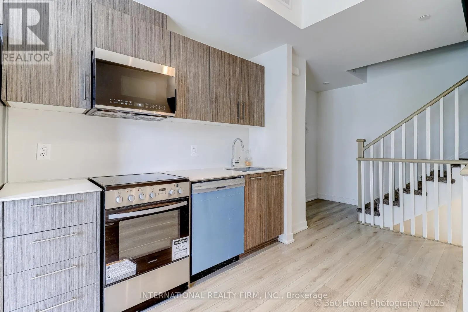 12 - 851 SHEPPARD AVENUE W