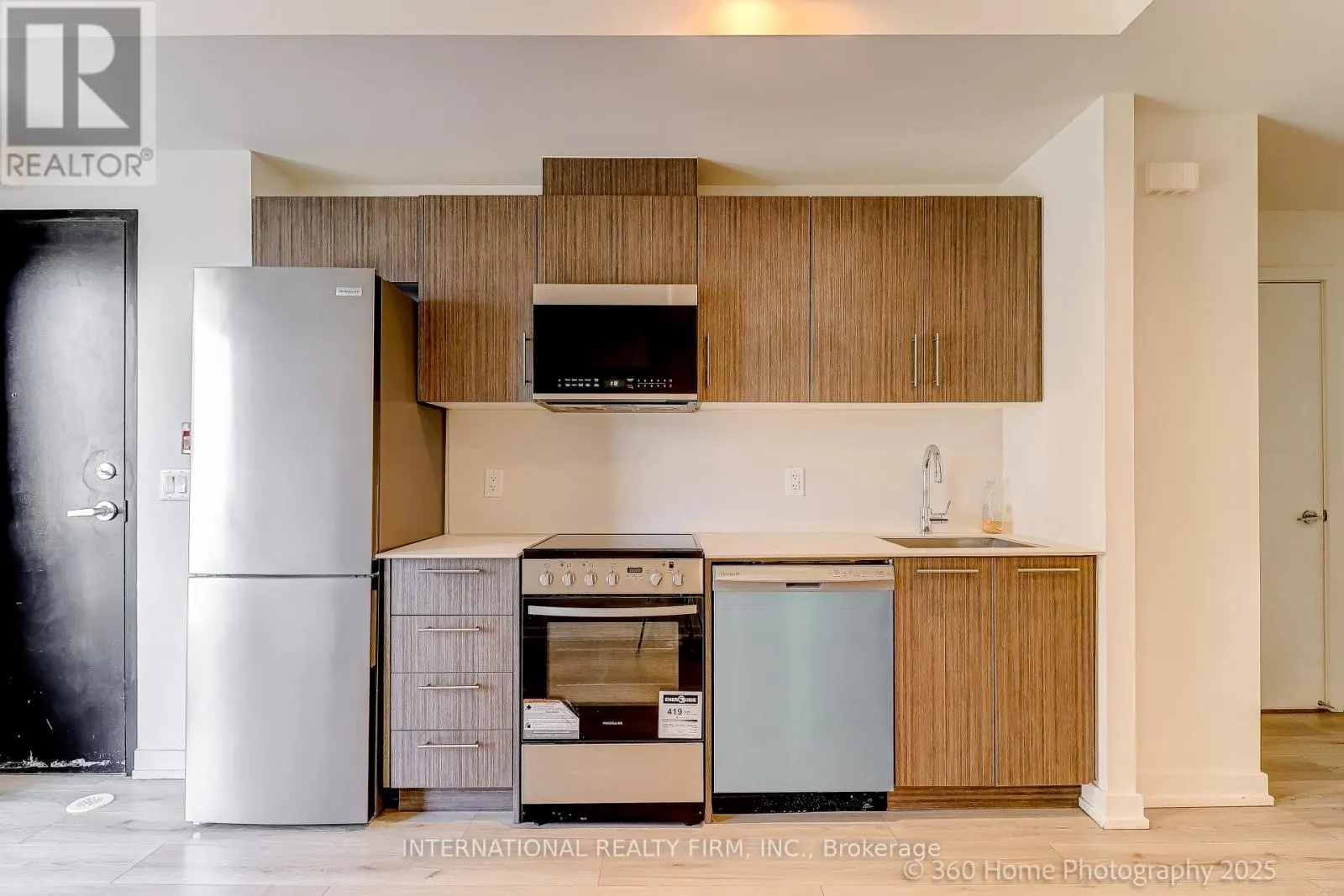 12 - 851 SHEPPARD AVENUE W