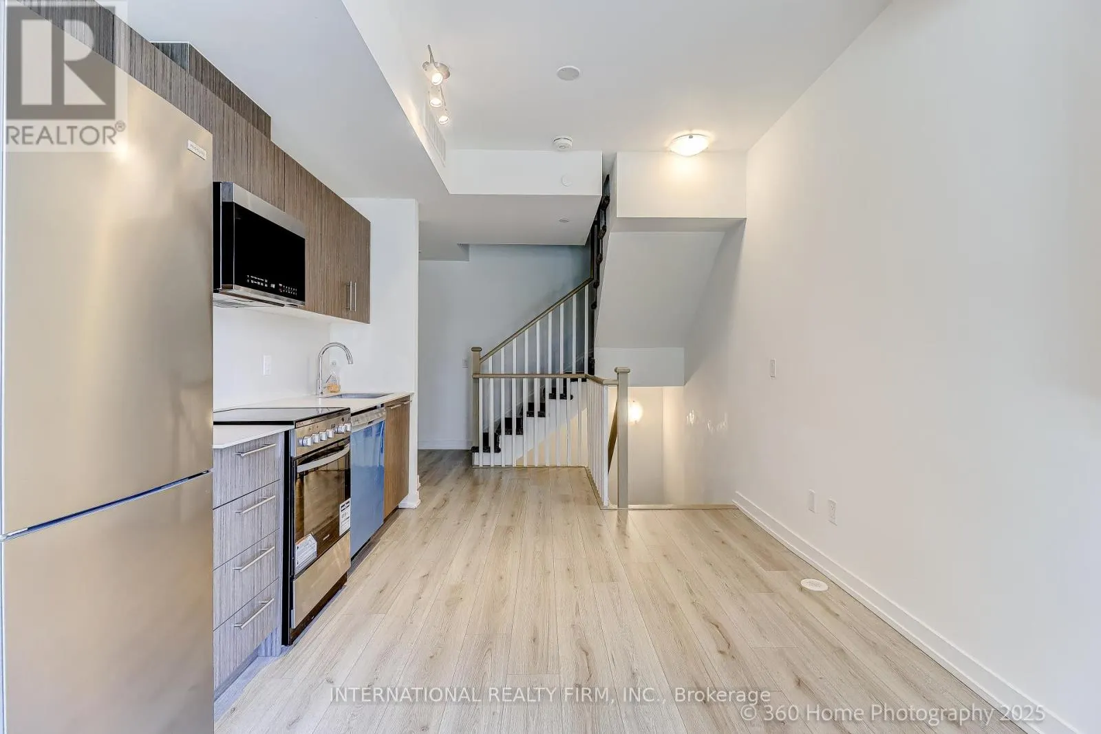 12 - 851 SHEPPARD AVENUE W