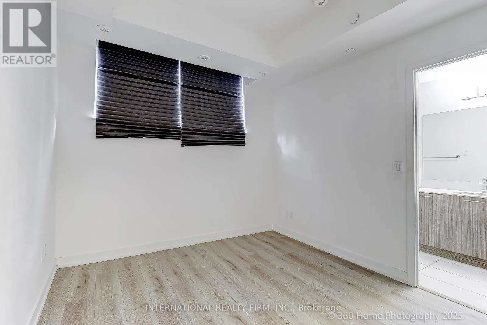 12 - 851 SHEPPARD AVENUE W
