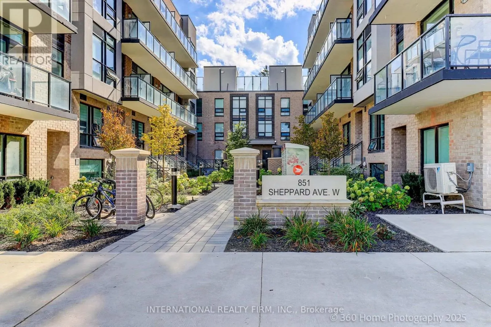 12 - 851 SHEPPARD AVENUE W