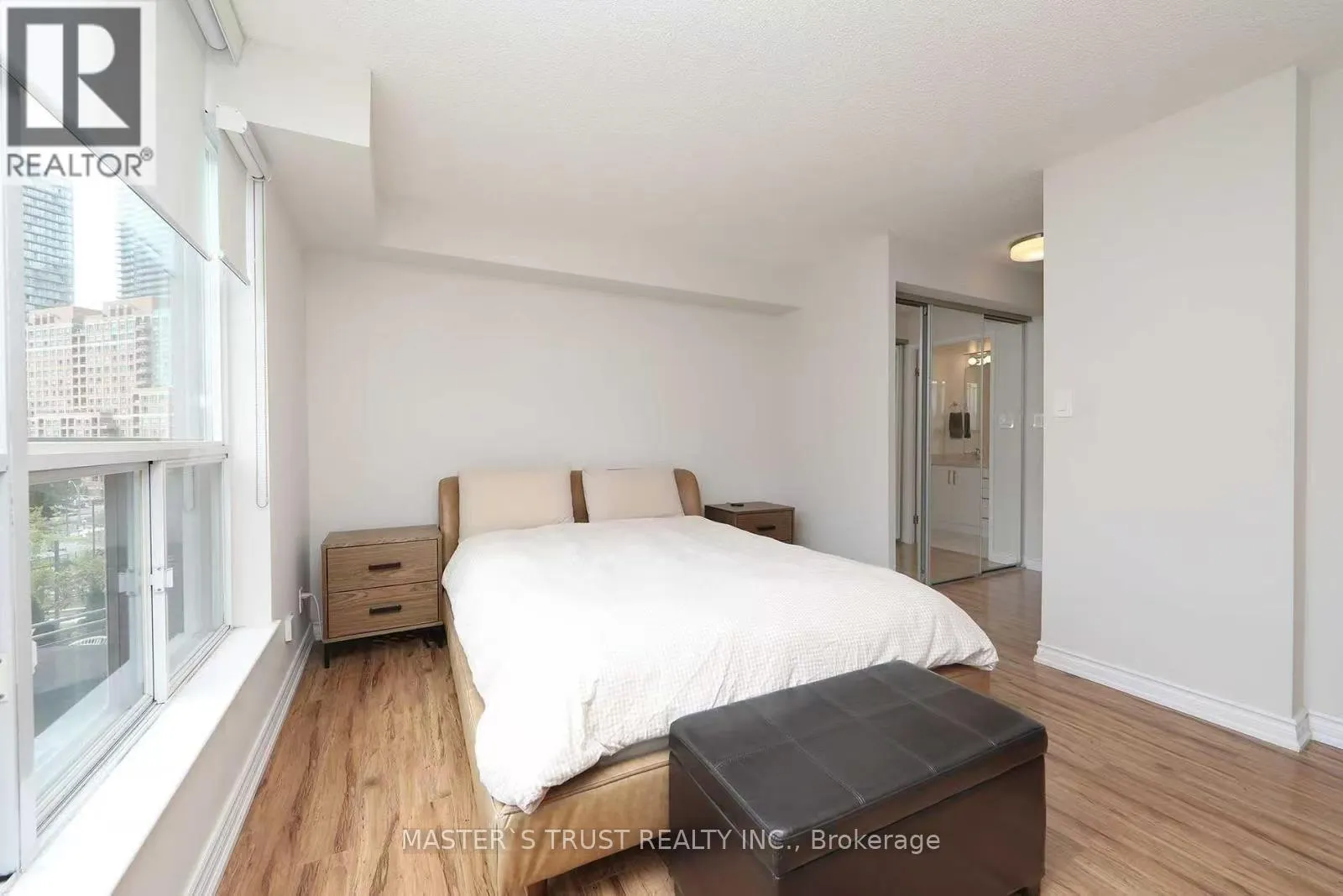 511 - 24 WELLESLEY STREET W