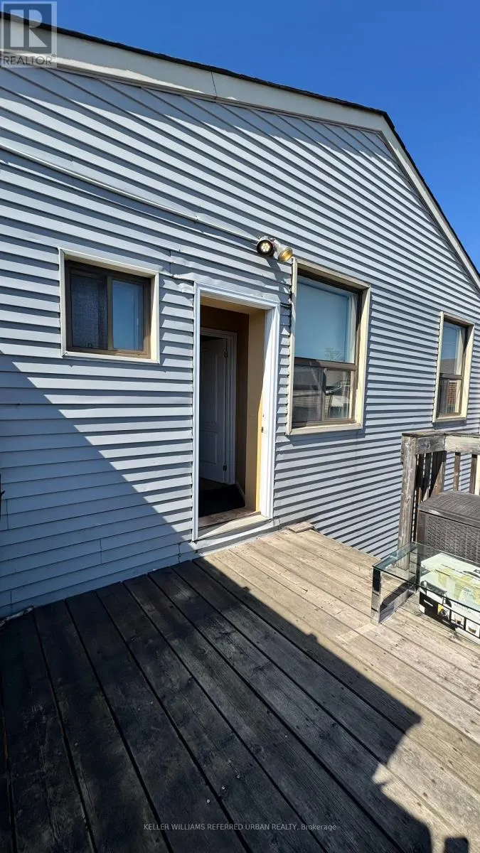 UPPER LEVEL - 2021 AVENUE ROAD