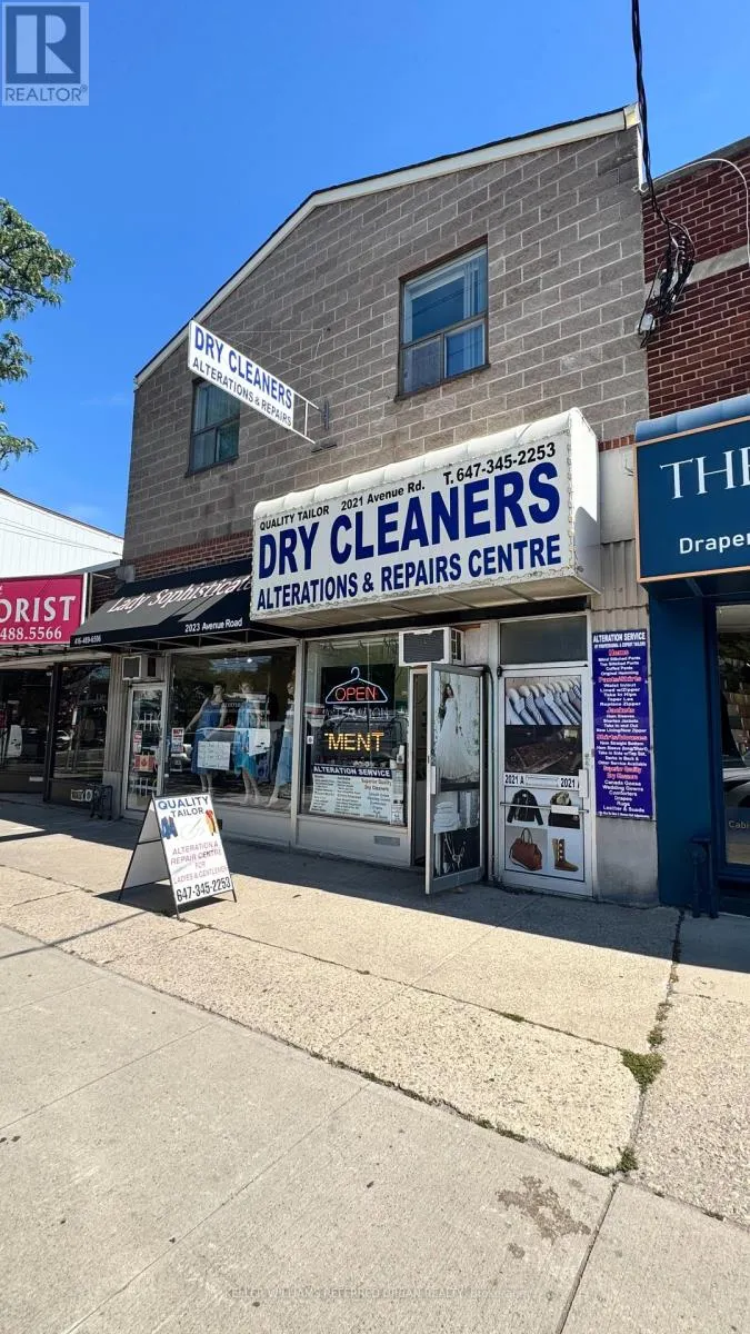 UPPER LEVEL - 2021 AVENUE ROAD