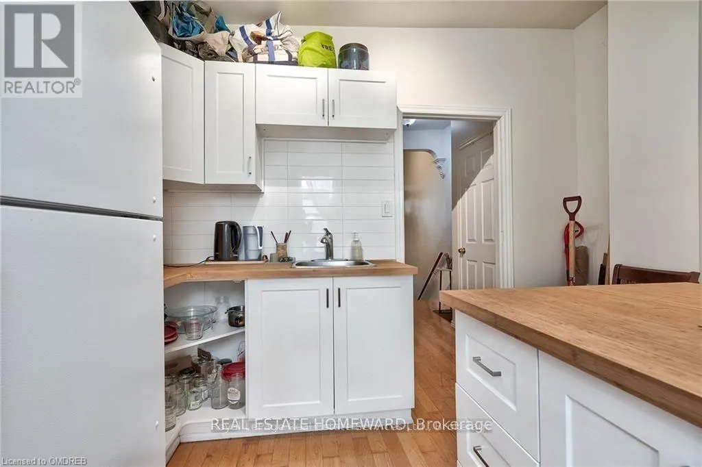 UPPER LEVEL - 150 MANNING AVENUE