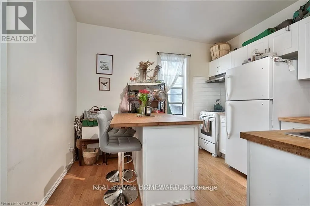 UPPER LEVEL - 150 MANNING AVENUE