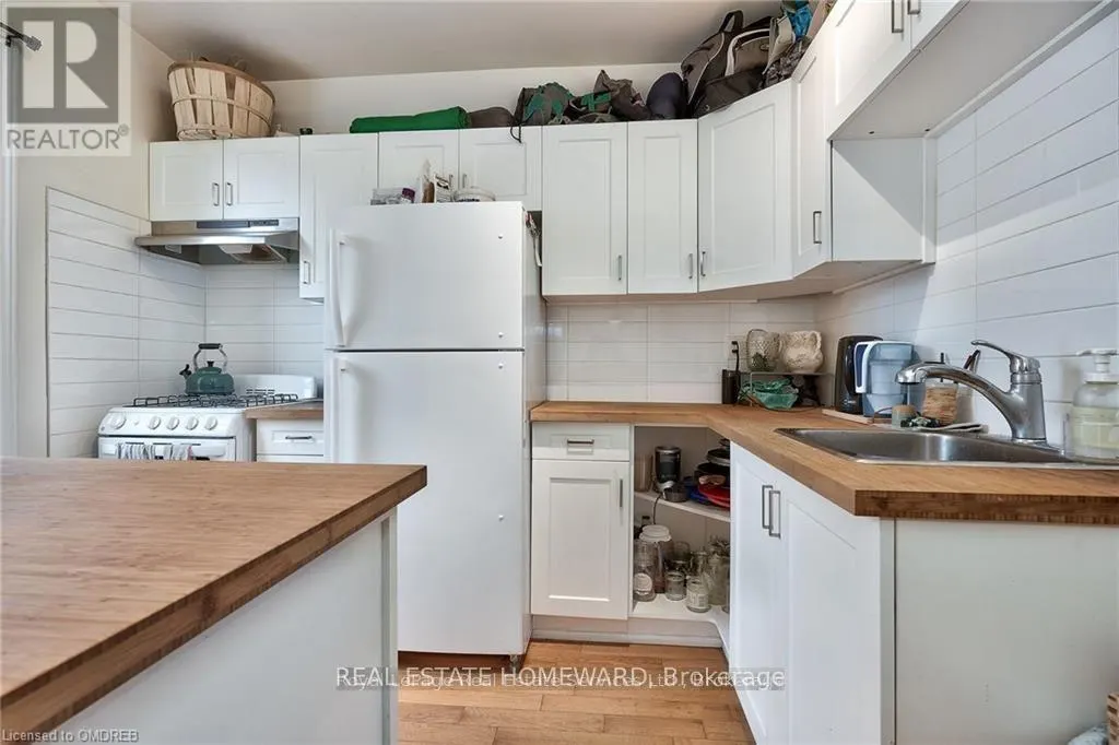 UPPER LEVEL - 150 MANNING AVENUE