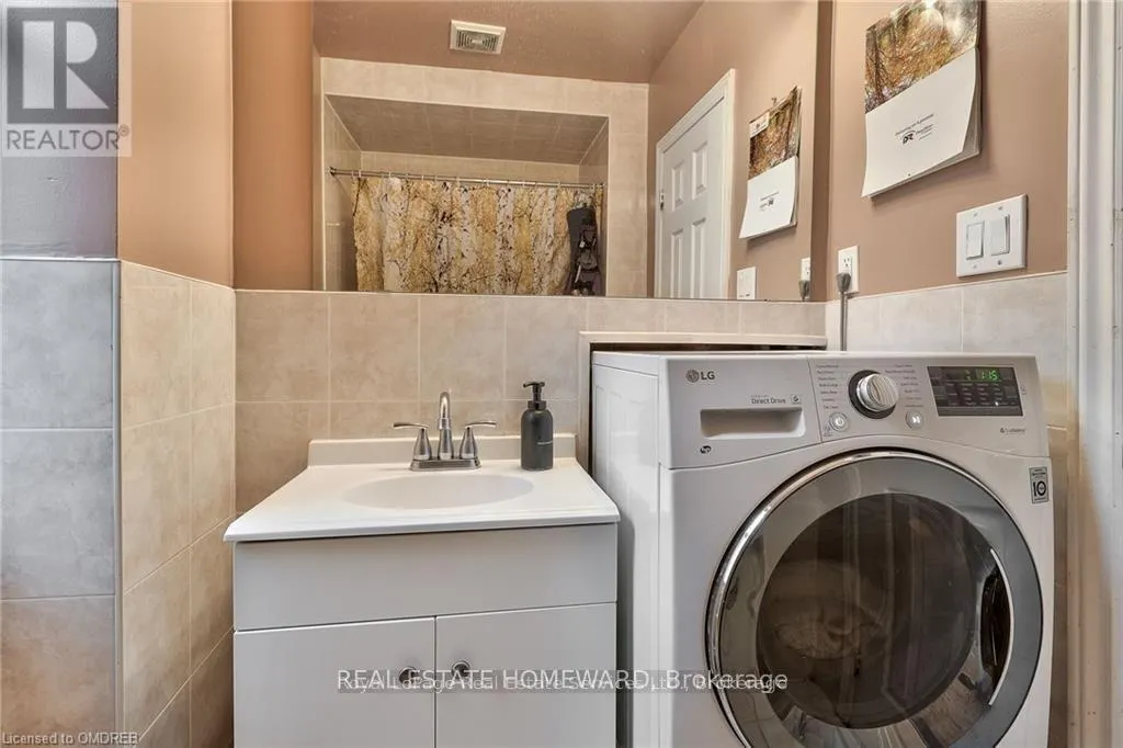 UPPER LEVEL - 150 MANNING AVENUE