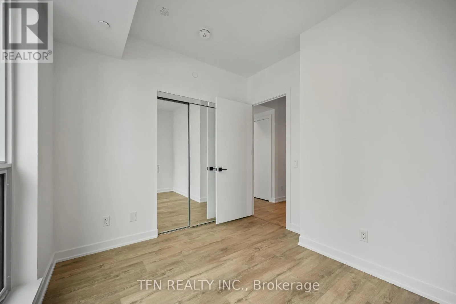 2707 - 327 KING STREET W