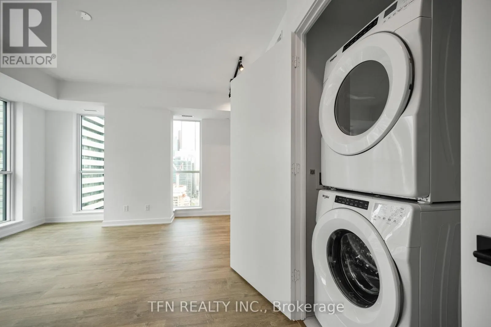 2707 - 327 KING STREET W