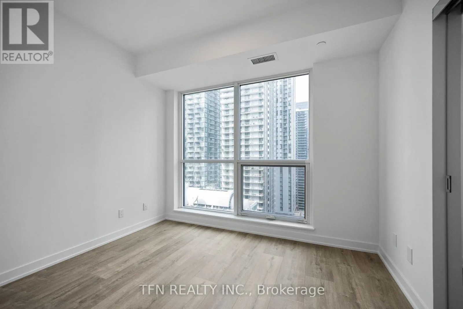 2707 - 327 KING STREET W