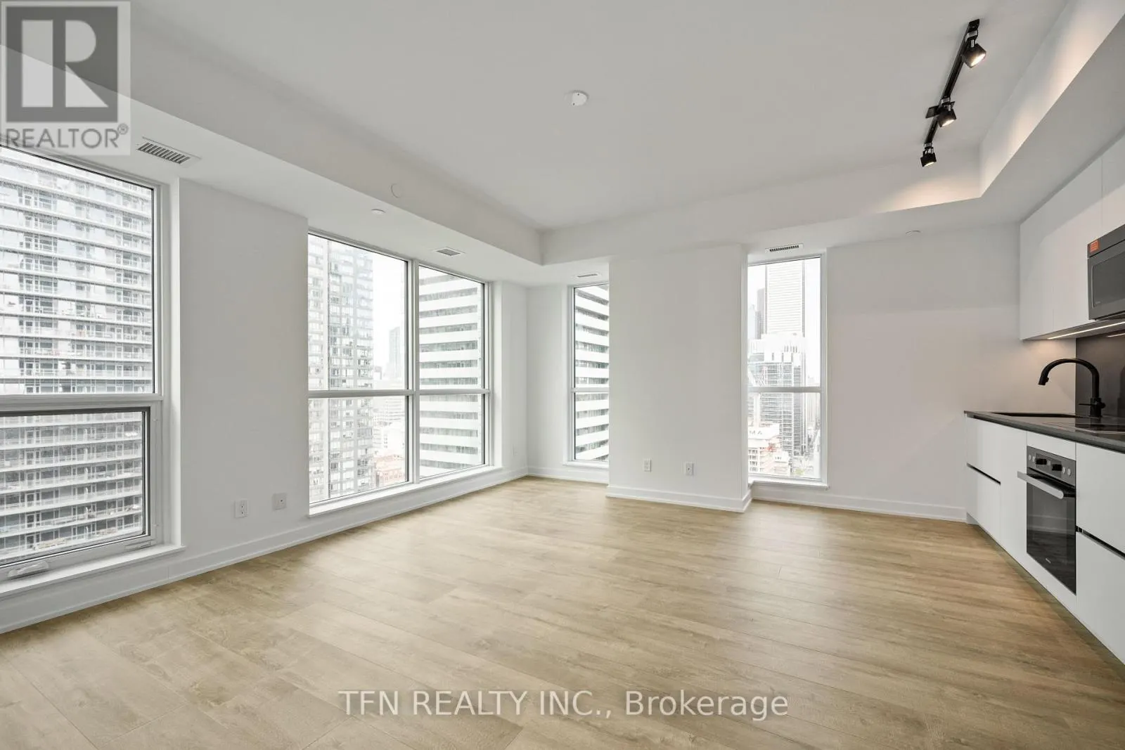 2707 - 327 KING STREET W