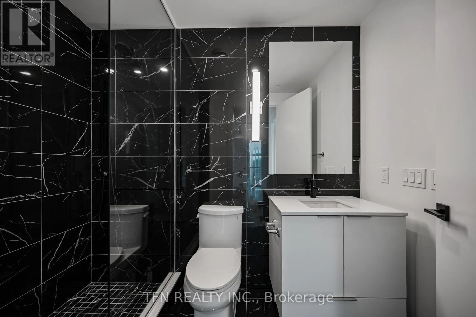 2707 - 327 KING STREET W