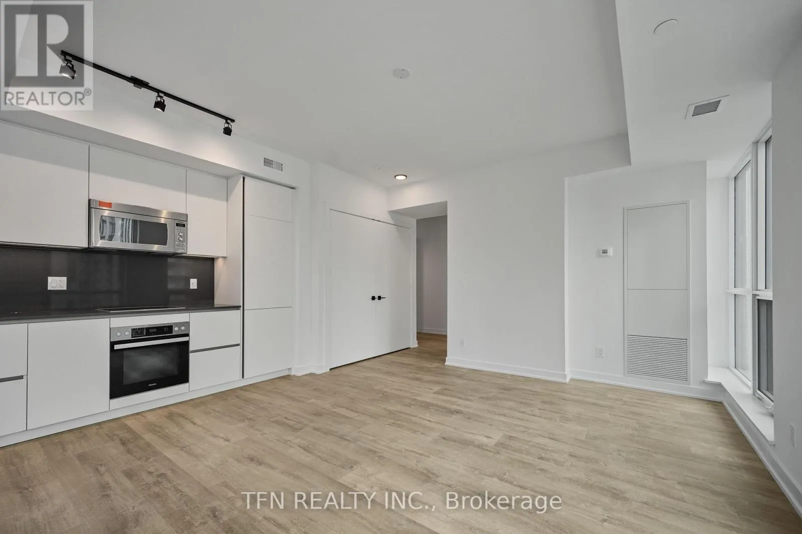 2707 - 327 KING STREET W