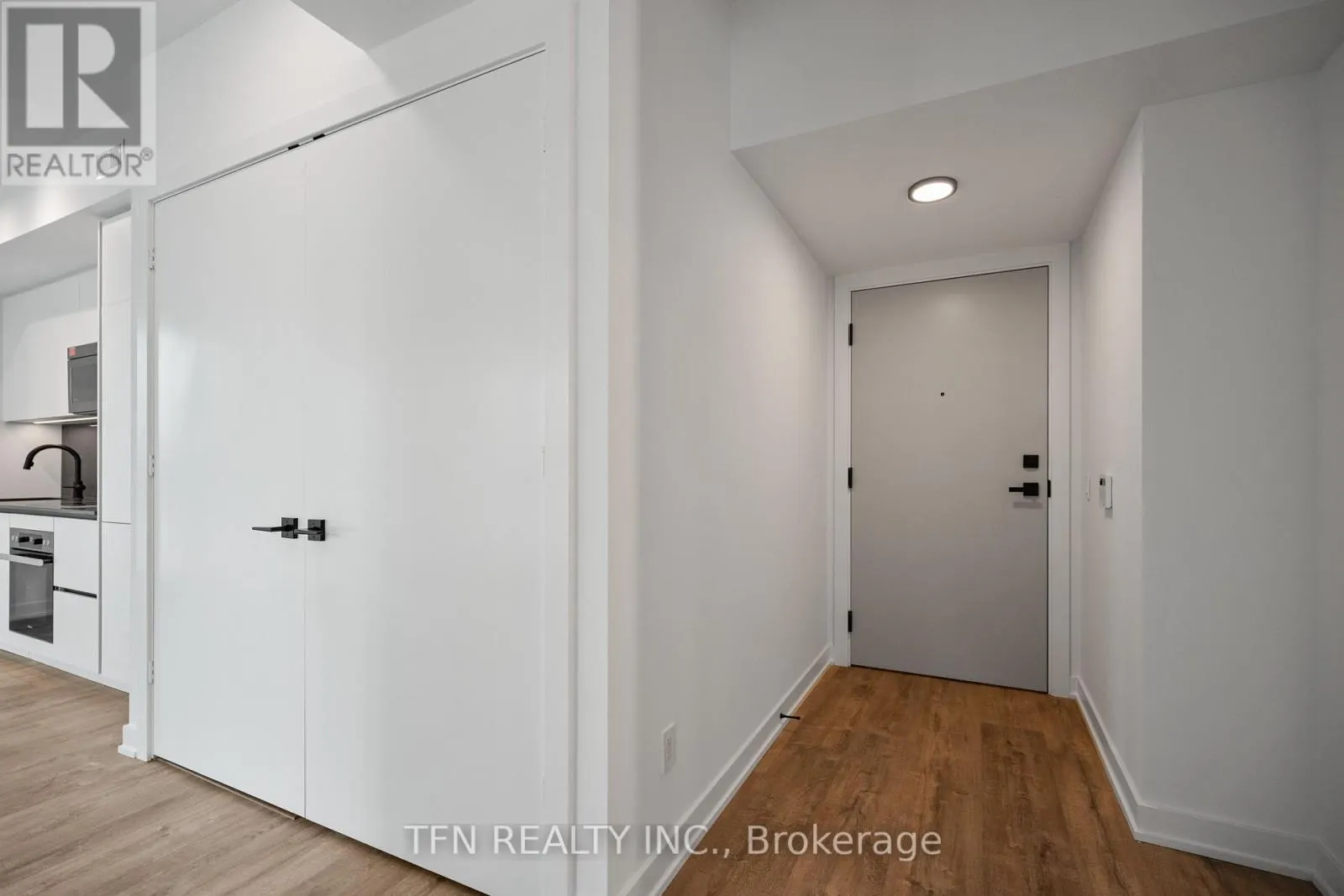 2707 - 327 KING STREET W