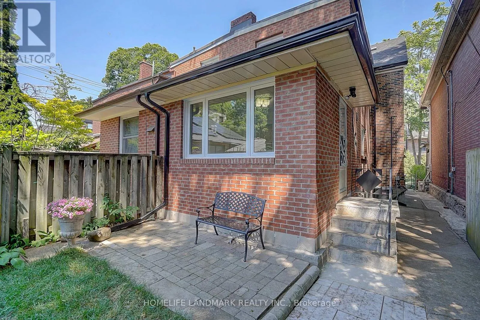 596 PALMERSTON AVENUE
