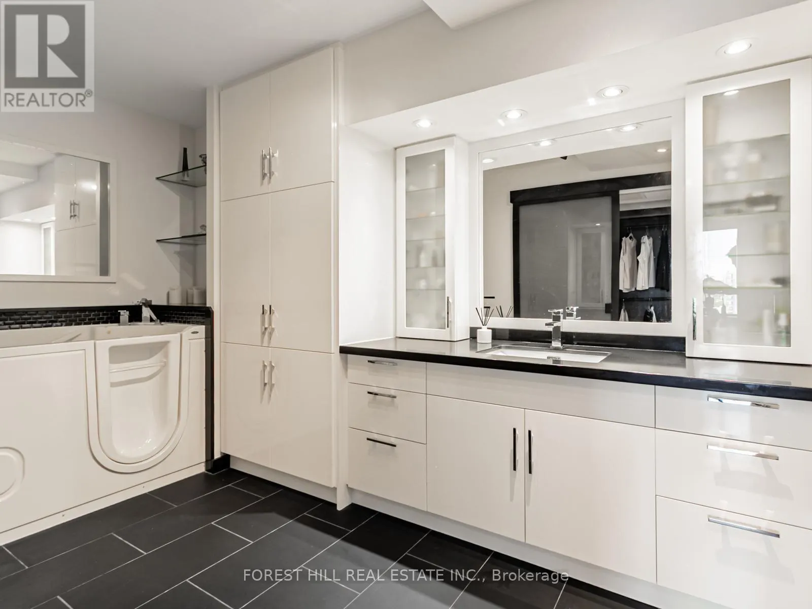 1810/1809 - 175 CUMBERLAND STREET