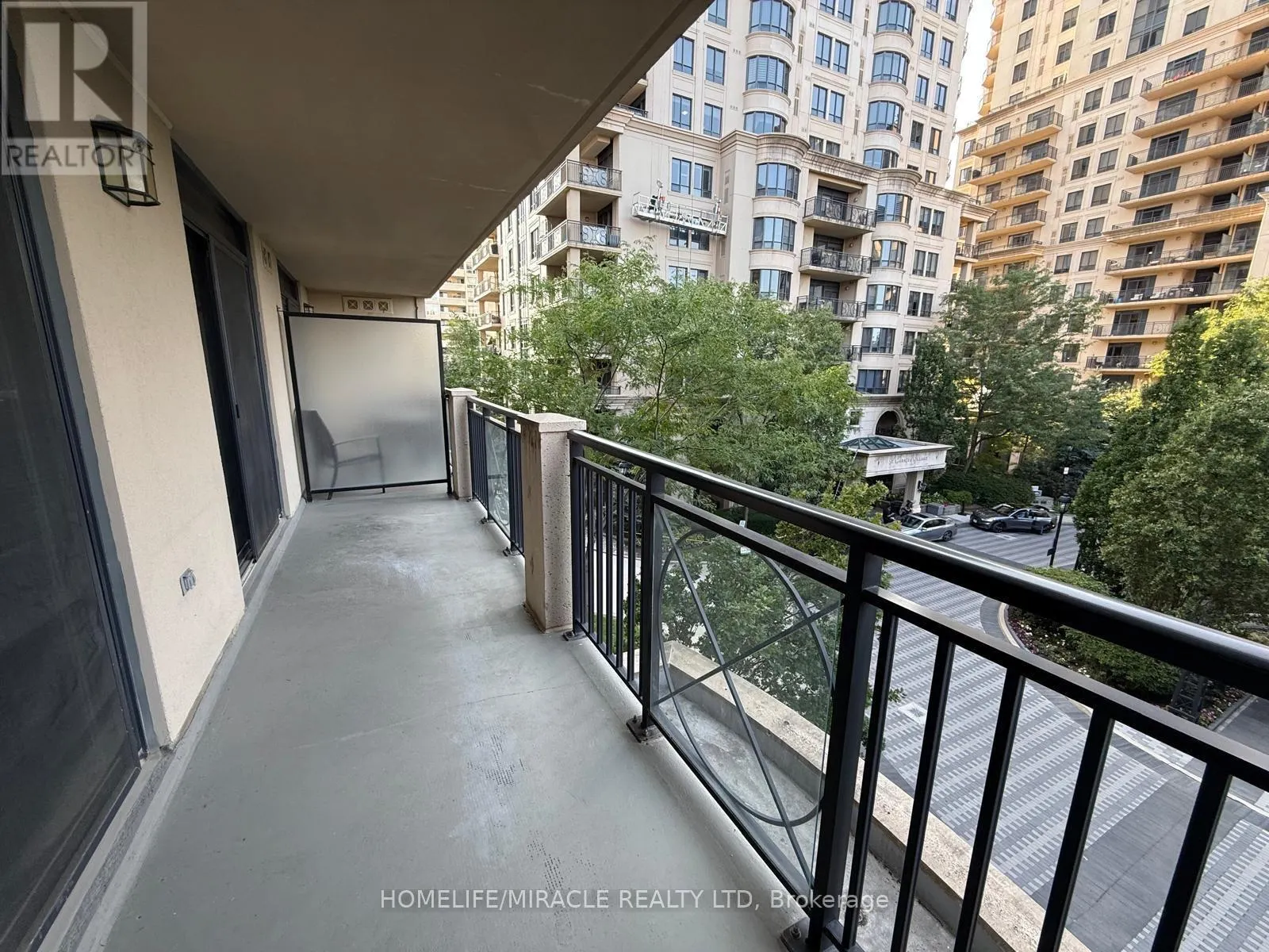 302 - 650 SHEPPARD AVE AVENUE E