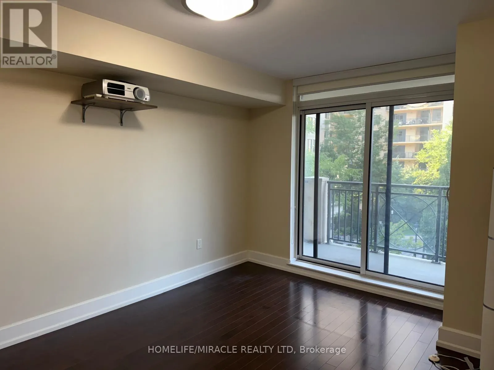 302 - 650 SHEPPARD AVE AVENUE E
