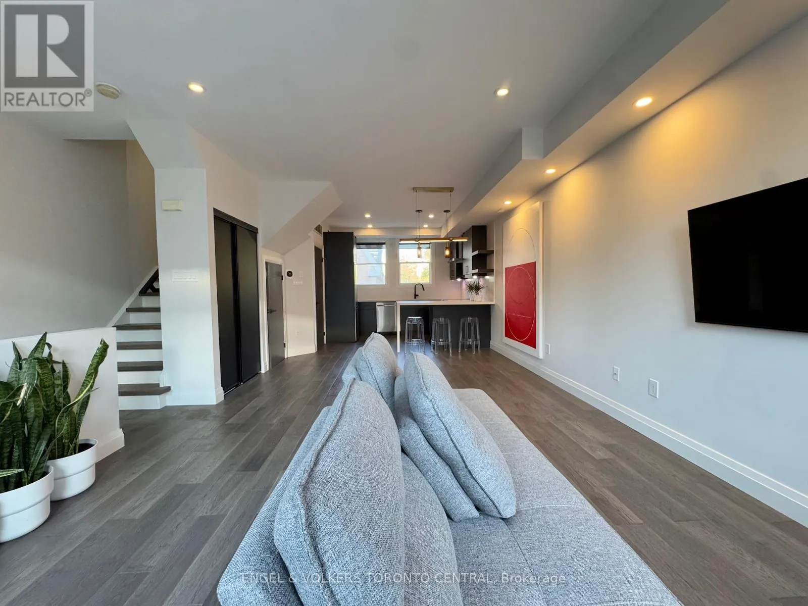 216 - 51 HALTON STREET