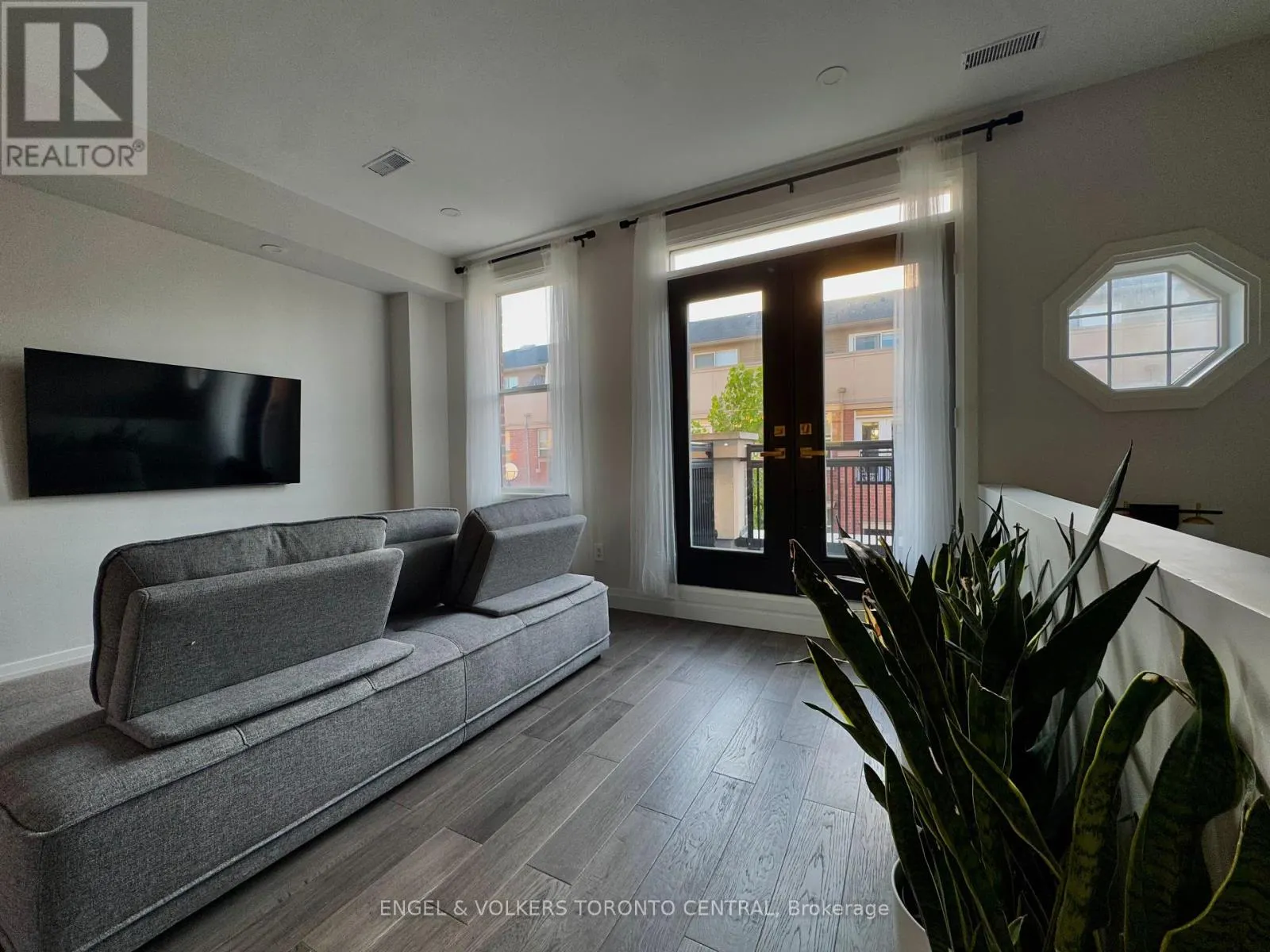 216 - 51 HALTON STREET