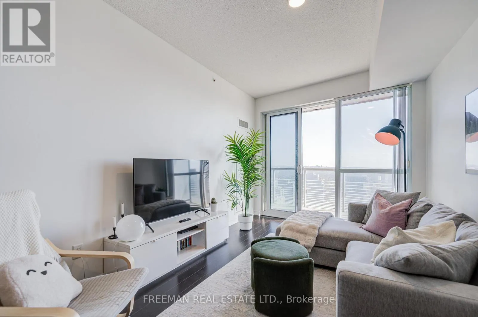 3703 - 386 YONGE STREET