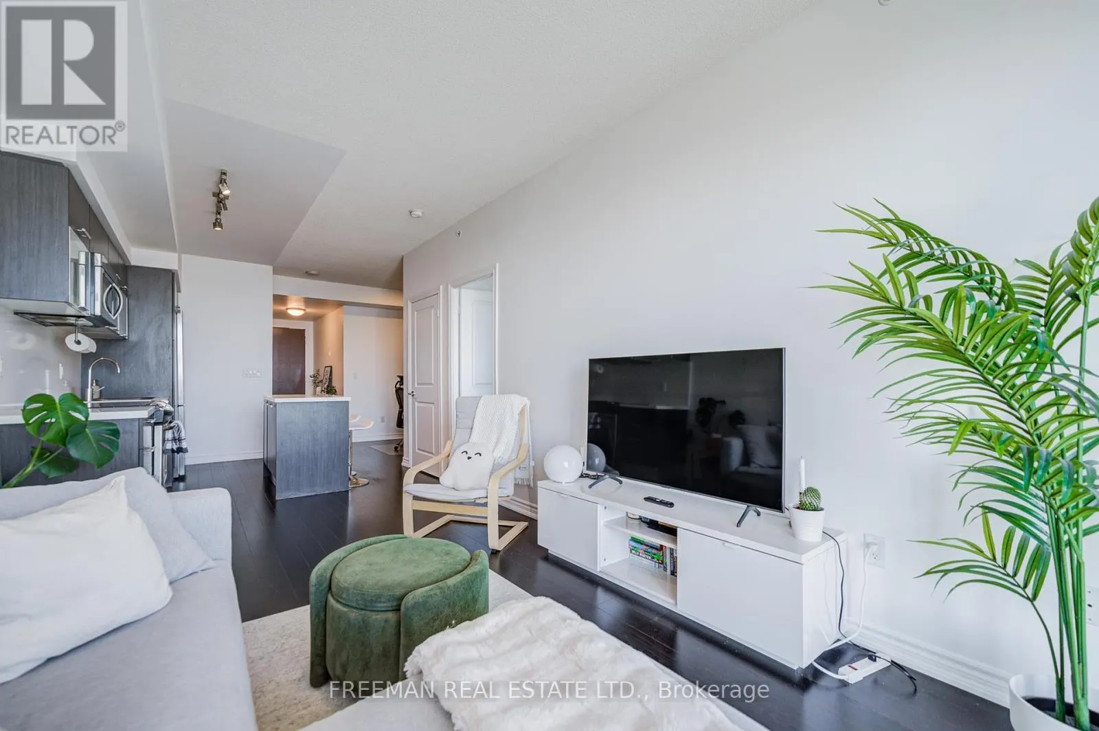 3703 - 386 YONGE STREET