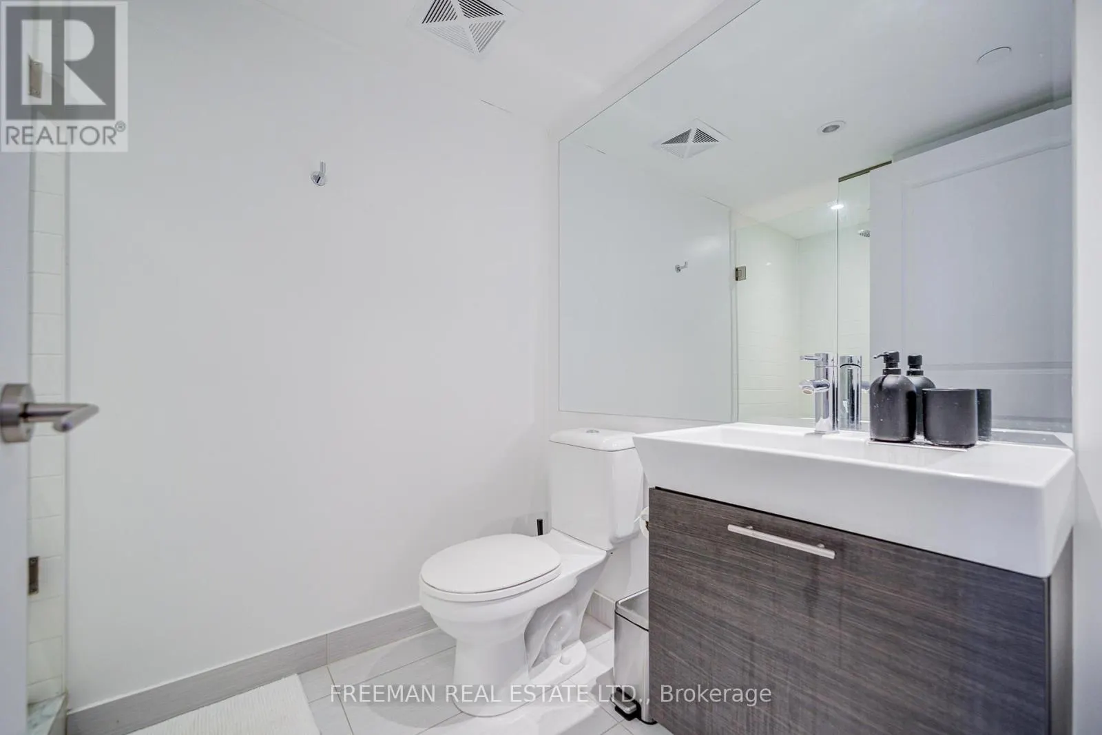 3703 - 386 YONGE STREET