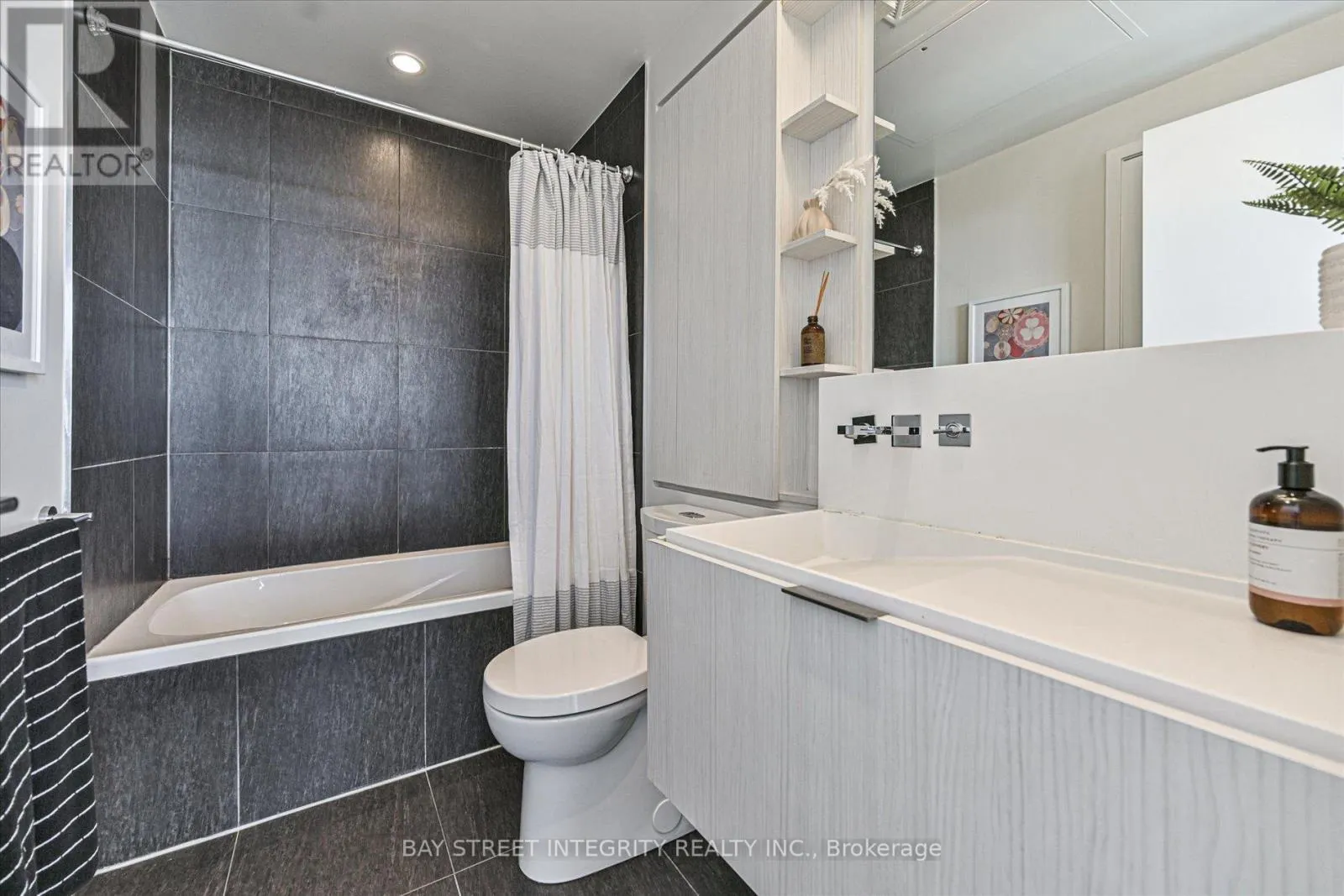 3203 - 101 CHARLES STREET E